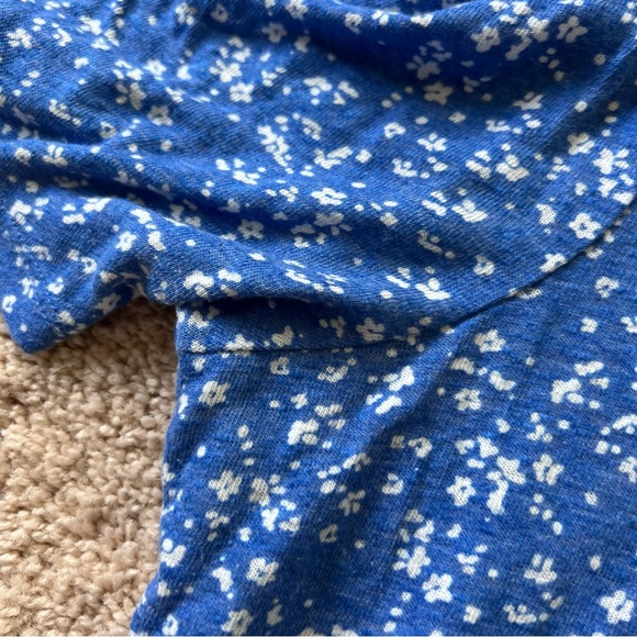 Banana Republic | Blue + White Floral Print Crewneck Flutter Sleeve Blouse Shirt - Picture 3 of 5